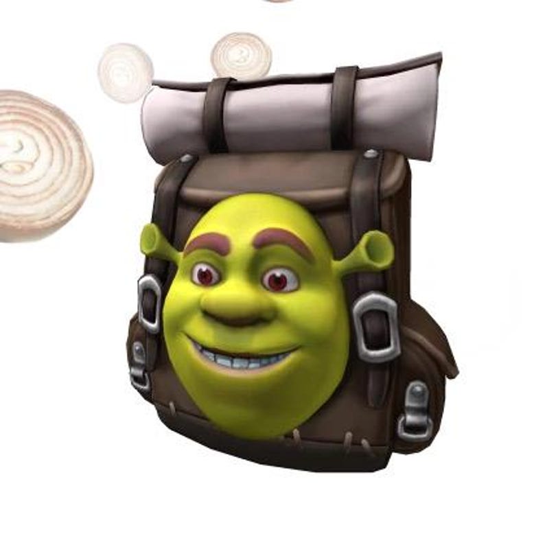 Puede incluir: Una mochila marr&oacute;n con un dise&ntilde;o de la cara de Shrek, con una cara verde, cejas rojas y una boca sonriente. La mochila tiene un saco de dormir blanco enrollado en la parte superior y hebillas plateadas.