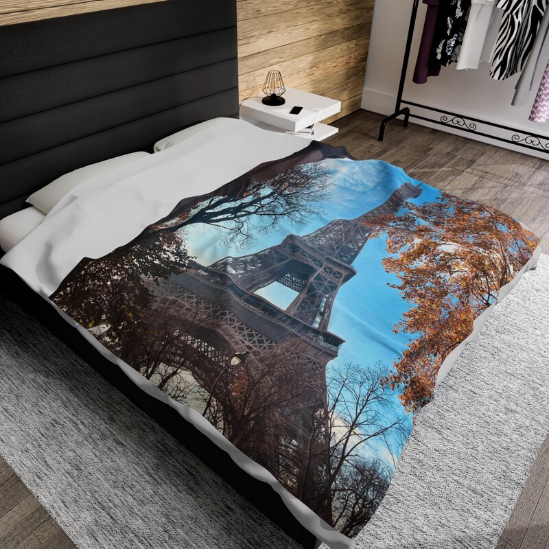 Eiffel Tower Pattern Print Blanket