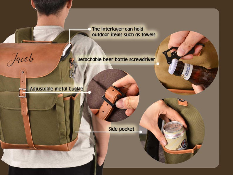Puede incluir: Una mochila de lona verde con detalles de cuero marr&oacute;n y una hebilla de metal. La mochila tiene un bolsillo lateral y un abridor de botellas de cerveza desmontable. La mochila est&aacute; personalizada con el nombre "Jacob".