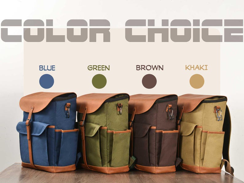 Puede incluir: Cuatro mochilas de lona en diferentes colores: azul, verde, marr&oacute;n y caqui. Cada mochila tiene una solapa de cuero marr&oacute;n y un bolsillo con cremallera en la parte delantera.