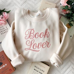 Sudadera bordada para amantes de los libros, merchandising literario, cuello redondo bordado acogedor, suéter de lectura estética, regalo literario para lectores.
