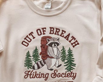 Moletom bordado Out of Breath Hiking Society, gola redonda engraçada para caminhadas, camiseta Raccoon Trash Panda, suéter Nature Lover