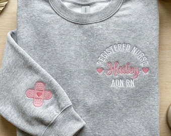 Moletom bordado com a sigla RN, blusa de moletom personalizada para enfermeiras, presente de formatura em enfermagem, look para enfermeira, camiseta de reconhecimento à enfermagem