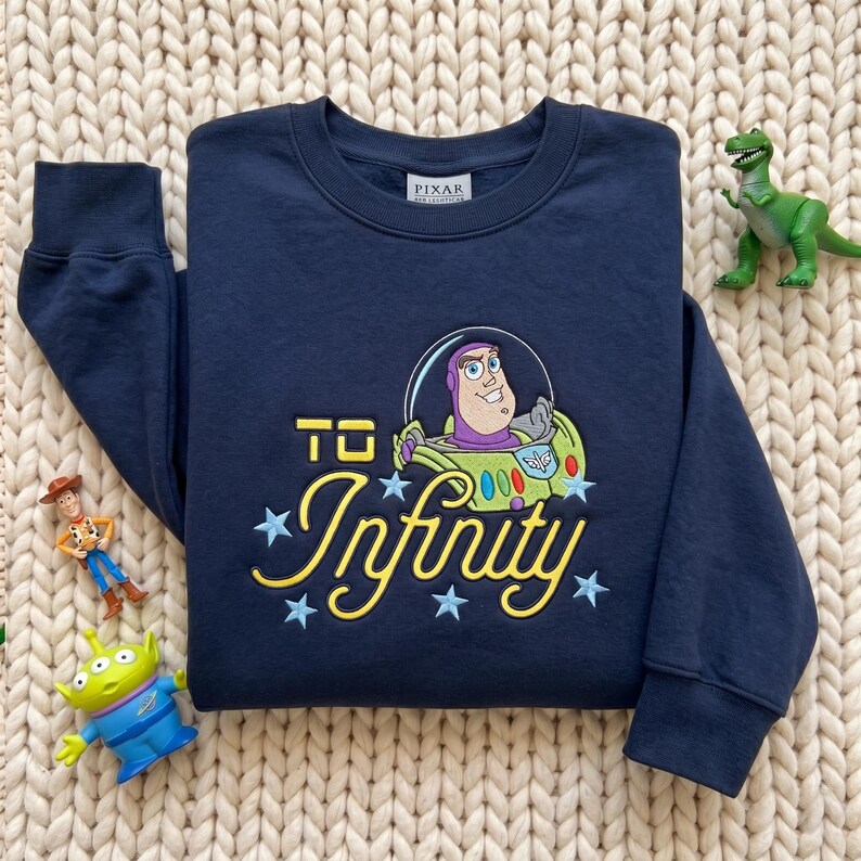Sudadera de Buzz Lightyear de Toy Story 5, sudadera con cuello redondo bordada "Hasta el infinito", sudadera personalizada de Disney Pixar, camiseta de Disney Toy Story imagen 5