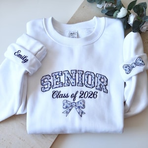 Senior 2026 geborduurd sweatshirt, aangepaste naam afstudeershirt, geborduurde flirtstrik ronde hals, shirt Class of 2026
