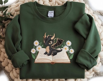 Bluza z haftem "Smok i Książka", Koszula z Kwiatowym Smokiem, Koszula w stylu fantasy, Koszula "Czwarte Skrzydło", Przytulna koszula dla miłośników książek, Miłośnik Smoków