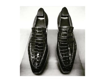 Mocasines de piel con estampado de caimán negro hechos a mano: zapatos de vestir sin cordones para hombre personalizados