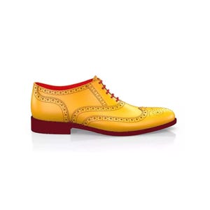 Puede incluir: Un zapato oxford de cuero amarillo con cordones rojos y suela burdeos. El zapato tiene un dise&ntilde;o de punta de ala con perforaciones decorativas.