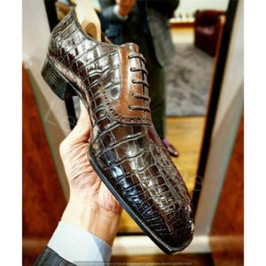 Handgemaakte bruine leren oxfordschoenen met alligatortextuur: formele herenschoenen