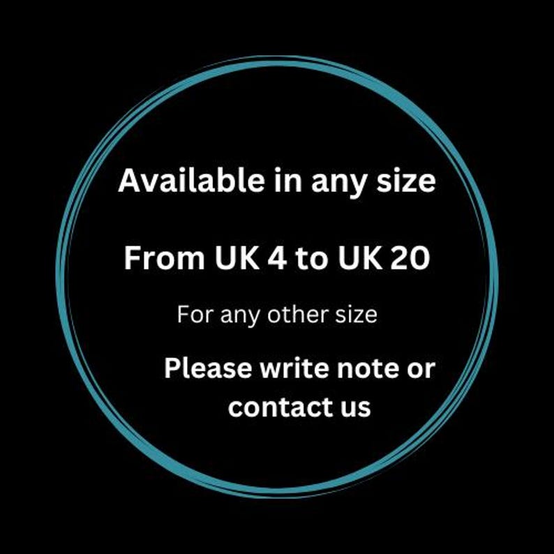 Puede incluir: Un c&iacute;rculo turquesa con texto blanco que dice "Disponible en cualquier talla De la talla UK 4 a la UK 20 Para cualquier otra talla Por favor, escribe una nota o contacta con nosotros".