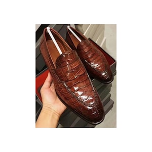 Handgemaakte bruine leren loafers met alligatortextuur: geklede herenschoenen, aangepaste schoen