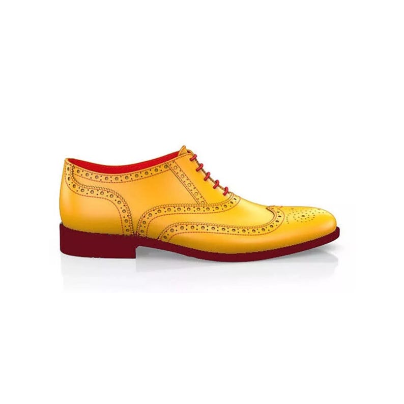 Puede incluir: Un zapato oxford de cuero amarillo con cordones rojos y suela burdeos. El zapato tiene un dise&ntilde;o de punta de ala con perforaciones decorativas.