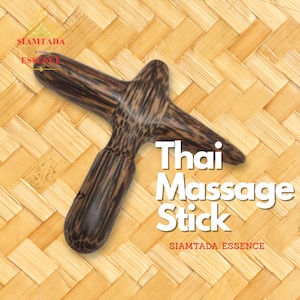 Op de afbeelding: Een houten Thaise massagestok met een kruisvormige kop en een afgeronde handgreep. De stok is gemaakt van donkerbruin hout met een opvallend nerfpatroon. De tekst "Thai Massage Stick" wordt in het wit weergegeven.