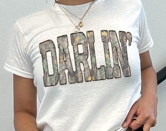 Camiseta de camuflaje retro estilo western, frase de vaquero desgastado con diseño de camuflaje retro de Darlin, camiseta de concierto estilo western, camiseta sureña para bebé Y2K.