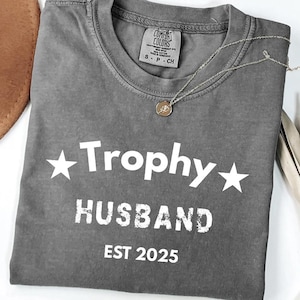 Trophäe Ehemann Shirt, Geschenk für ihn, lustiges Ehemann Shirt, Geschenk von Frau, Jahrestagsgeschenk für ihn, Geschenk für Ehemann, Jahrestagsgeschenk