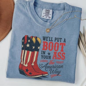 Comfort Colors® Maglietta da cowboy patriottico, ti metteremo uno stivale nel culo - Maglietta unisex Toby Keith USA - Per gentile concessione di Red, White and Blue