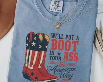 Camiseta de vaquero patriótico Comfort Colors®, "Te patearemos el trasero" - Toby Keith USA Camiseta unisex - Cortesía de Red, White and Blue