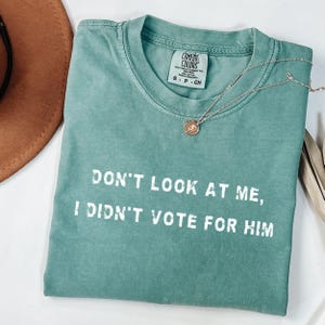 Sarkastisches Anti-Trumpf-T-Shirt: &quot;Politisches &quot;&quot;Don&#39;t Look At Me&quot;&quot; T-Shirt.&quot;