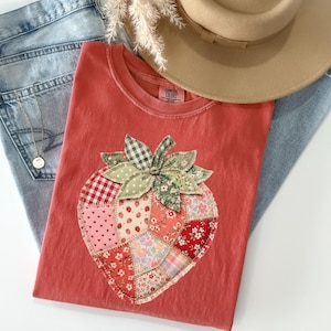 Camiseta Comfort Colors® con estampado de fresas en patchwork sintético, camiseta acolchada estilo granja con diseño de bayas, diseño floral rústico a cuadros, estética cottagecore.