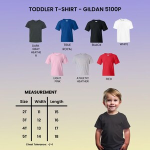 K&ouml;nnte beinhalten: Eine Gildan 5100P Kleinkind-T-Shirt-Farbkarte mit sieben einfarbigen Modellen: Dunkelgrau meliert, K&ouml;nigsblau, Schwarz, Wei&szlig;, Hellrosa, Sportgrau meliert und Rot. Eine Gr&ouml;&szlig;entabelle listet Breiten und L&auml;ngen in Zoll f&uuml;r die Gr&ouml;&szlig;en 2T bis 5T auf.