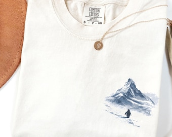 Comfort Colors® minimalistisch Penguin Mountain-shirt, comfortabel esthetisch avontuur T-shirt, Quiet Courage graphic T-shirt, Lonely Penguin Art-shirt
