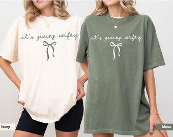 Comfort Colors® Its Giving Wifey T-shirt, shirt Bride to Be, T-shirt pasgetrouwd, verlovingscadeau, huwelijksreisoutfit, trouwdagshirt, Wifey Vibes