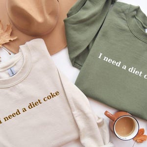 Sudadera con la frase &quot;Necesito una Coca-Cola Light&quot;, botellas de Coca-Cola Light, regalo para los amantes de la Coca-Cola Light, regalo de cuello redondo con gaseosas, sudadera divertida con el dicho &quot;Amante de las gaseosas&quot;, Coca-Cola divertida