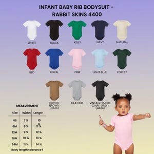 K&ouml;nnte beinhalten: Baby-Ripp-Body Rabbit Skins 4400 in Wei&szlig;, Schwarz, Kelly, Marine, Natur, Rot, Royal, Pink, Hellblau, Waldgr&uuml;n, Kojotenbraun, Heather und Vintage-Rauchgrau. Enth&auml;lt eine Gr&ouml;&szlig;entabelle mit Breiten- und L&auml;ngenangaben in Zoll.