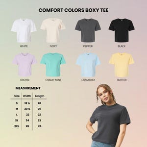 Pode incluir: Exibi&ccedil;&atilde;o de camisetas Comfort Colors Boxy em v&aacute;rias cores: branco, marfim, pimenta, preto, orqu&iacute;dea, menta giz, chambray e manteiga. As medidas s&atilde;o fornecidas para os tamanhos S a 2XL, com larguras de 46 a 66 cm e comprimentos de 51 a 61 cm.