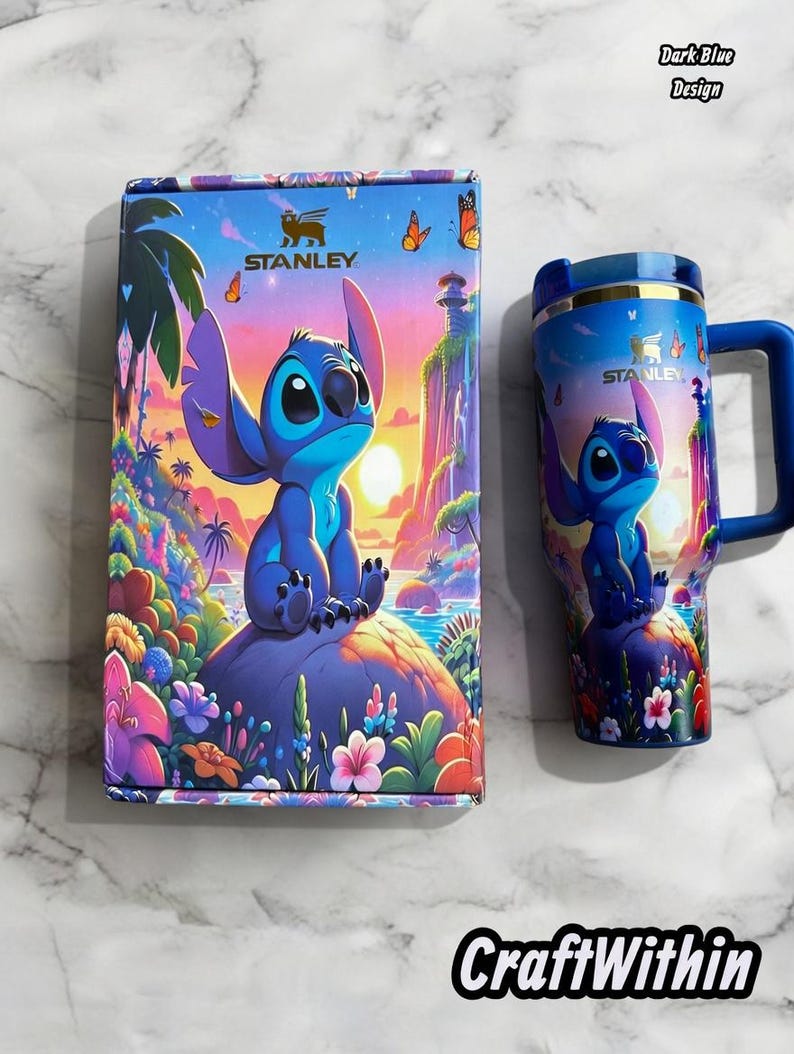 Puede incluir: Un juego de taza y caja azules con un dise&ntilde;o de personaje de dibujos animados. La caja y la taza tienen un dise&ntilde;o a juego con un personaje azul sobre una roca p&uacute;rpura con un fondo de puesta de sol. La taza tiene un asa azul y un borde plateado. La caja tiene la palabra "Stanley".