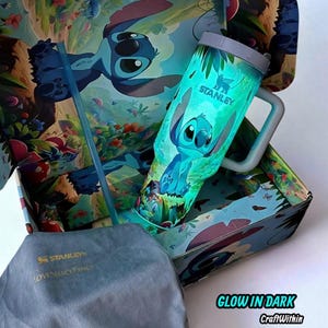 Puede incluir: Un vaso Stanley con el personaje Stitch de Lilo & Stitch, con un dise&ntilde;o que brilla en la oscuridad. El vaso est&aacute; en una caja con ilustraciones de Stitch a juego. Incluye una pajita azul y una bolsa gris Stanley Loveshackfancy.