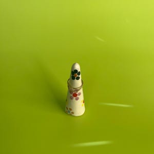 Gebloemde ringkegel | Handgemaakte keramische ringkegel | Cadeau voor haar | Keramische ringhouder | Aardewerk ring kegel | Sieradendisplay | Sierlijke ringkegel