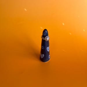Blauwe ring met hartjes | Handgemaakte keramische ringhouder | Cadeau voor haar | Keramische ringhouderkegel | Aardewerk ring kegel | Sieradendisplay