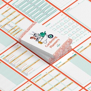 Könnte beinhalten: Ein Stapel Gartenplaner mit einer Illustration einer Schubkarre mit Gartengeräten. Die Planer haben ein weißes Cover mit den orangefarbenen Worten "Gardening Planners". Die Seiten haben ein Raster- und Tabellenlayout mit orangefarbenen und türkisfarbenen Akzenten.
