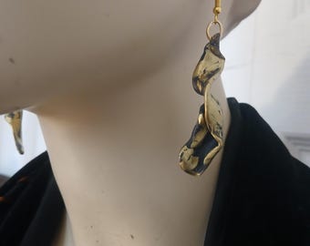 Pendientes ligeros de oro antiguo, esculpidos a mano, una pieza única de estilo vanguardista creada por la galardonada artista Susan Sorrentino.