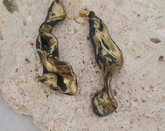 Pendientes ligeros de oro antiguo, esculpidos a mano, una pieza única de estilo vanguardista creada por la galardonada artista Susan Sorrentino.