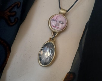 Collar de piedra de cristal con un bonito colgante bohemio de doble cara de luna. Arte para lucir, joyería única hecha a mano, serenidad, paz, arte, pieza única.