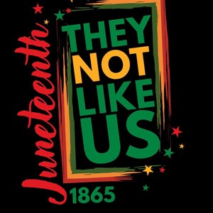 Puede incluir: Un diseño gráfico negro y verde con el texto "They Not Like Us" en un marco amarillo, rojo y verde. El año 1865 está escrito debajo del marco. El texto "Juneteenth" está escrito en rojo en el lado izquierdo de la imagen.