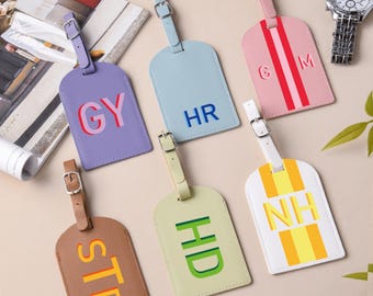 Può includere: Sei etichette per bagagli rettangolari con cinturini con fibbia regolabili. I colori includono viola con GY, azzurro con HR, rosa con CM, marrone con STR, verde chiaro con HD e bianco con NH. Ogni etichetta presenta lettere colorate.