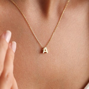 Collar elegante con inicial, collar con letra inicial pequeña, collar delicado en capas, joyería minimalista, regalo para el Día de la Madre, collar de oro macizo.