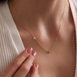 Gepersonaliseerde zijdelings eerste geboortesteenketting, aangepaste briefketting met geboortesteenbedel, uniek cadeau voor haar, moedersieraden
