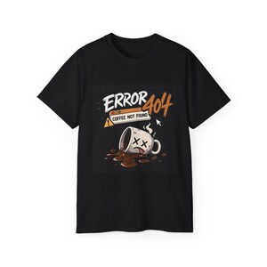 Peut inclure: Un t-shirt noir à manches courtes avec une impression graphique portant le texte ERROR 404 et COFFEE NOT FOUND. Le motif représente une tasse de café renversée avec un visage aux yeux en croix, une icône d'avertissement et un curseur.