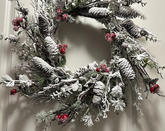 Besneeuwde winterkrans met dennenappels en rode bessen | Ijzige grenen eucalyptuskrans 24 inch