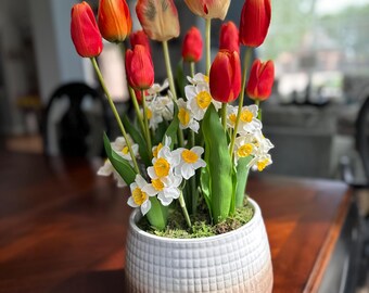 Arranjo de Tulipas e Narcisos Artificiais | Centro de Mesa em Tons de Coral, Vermelho e Amarelo | Decoração de Jardim