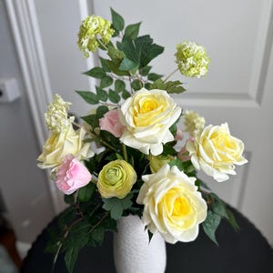 Arreglo floral de rosas amarillas perfumadas / Rosas artificiales de tacto real / Centro de mesa floral de lujo para primavera / Decoración elegante para el hogar / House of Wolf Floral