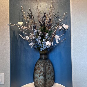 Ejemplo de arreglo personalizado: arreglo floral artificial azul hielo, elegante centro de mesa floral artificial para la decoración del hogar.