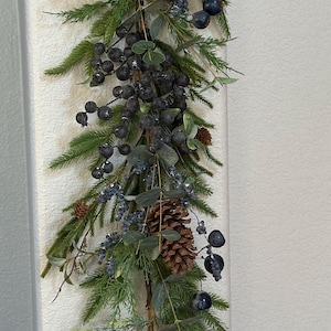 Blaubeer-Eukalyptus- und Kiefernläufer — Winter-Kunstgrün mit Beeren, Zapfen, Zeder und Kiefer