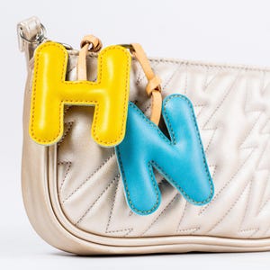 Dije de cuero personalizado con letra inicial para bolso, llavero con alfabeto, accesorio para monedero, regalo pequeño único de la A a la Z para él, ella y sus hijos.