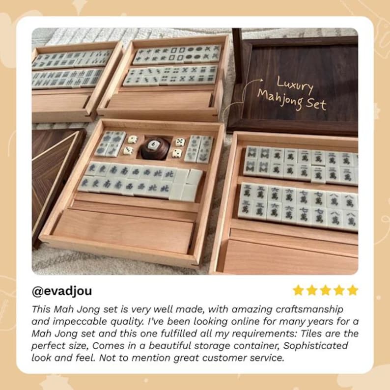Puede incluir: Un juego de Mahjong de madera con fichas de marfil, dados y un contenedor de madera. El juego incluye el texto "Luxury Mahjong Set". Las fichas est&aacute;n dispuestas en bandejas de madera.