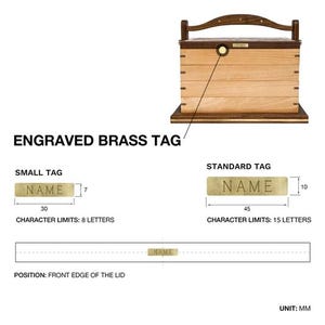 Puede incluir: Una caja de madera con un asa oscura y una etiqueta de lat&oacute;n grabada. La imagen muestra dos tama&ntilde;os de etiquetas: una etiqueta peque&ntilde;a (30 mm de largo) y una etiqueta est&aacute;ndar (45 mm de largo). El texto de las etiquetas dice "NAME".